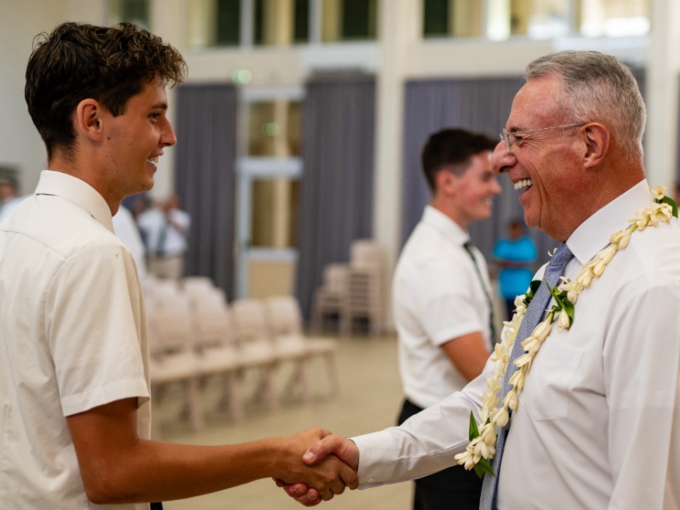 Elder-Ulisses-salue-un-missionnaire-en-Polynesie-francaise-le-26-avril-2024